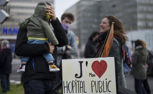 Manifestation de soutien aux personnels soignants du CHU de Nantes, le 11 mai 2020.