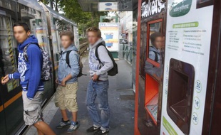 Un composteur Transpole sur un quai de tramway, à Lille, le 5 septembre 2011.