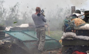 Un soldat ukrainien ouvre le feu avec un lance-grenades en direction des positions des séparatistes prorrusses, le 30 mai 2015 près de Donetsk, dans l'est du pays