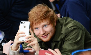 Le chanteur Ed Sheeran entouré de ses fans à New York
