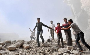 Des avions de combat ont bombardé intensément jeudi une ville clé du nord syrien aux mains des rebelles, tuant 44 personnes dont plusieurs enfants, dernier épisode en date de la guerre qui ensanglante la Syrie depuis plus d'un an et demi.