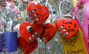 Cadenas d'amour sur le pont des arts à Paris
