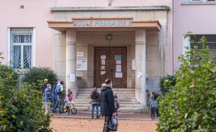 Un enseignant devant une école à Lyon en novembre.