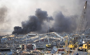 Des fumées au dessus du port de Beyrouth un peu après les explosions, le 4 août 2020.