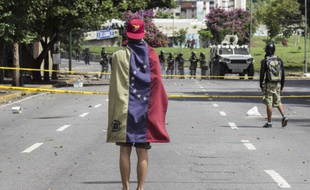 Un manifestant dans les rues de Caracas