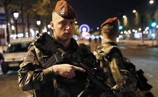 Des militaires français sécurisent le lieu de l'attaque terroriste à Paris, le 20 avril 2017.