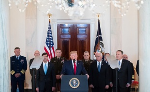 Donald Trump entouré de son état-major, le 8 janvier 2020 à la Maison blanche.