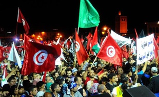 Des militants du parti islamiste Ennahda manifestent à Tunis le 3 août 2013 au soir en faveur du gouvernement