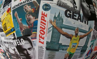 Plusieurs "Unes" du quotidien l'Equipe, photographiées le 9 juin 2015 à Boulogne
