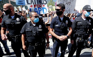 Des policiers de Los Angeles lors d'une manifestation le 11 juillet 2020.
