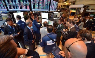 La Bourse de New York aborde avec prudence la nouvelle saison des résultats d'entreprises qui s'ouvre lundi, espérant y trouver les signes d'une reprise plus affirmée de l'économie américaine tout en gardant un oeil sur l'Europe, qui inquiète toujours.