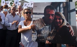 La photo du chauffeur de bus mortellement agressé à Bayonne avec son épouse lors de la marche organisée le 8 juillet 2020