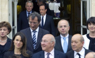 François Hollande et Jean-Marc Ayrault, rejoignent le gouvernement sur le perron de l'Elysée, le 17 mai 2012.