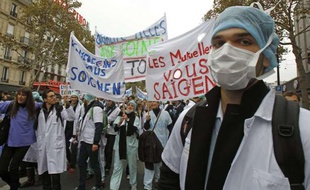 Des médecins et internes ont manifesté, le 12 novembre 2012 à Paris.