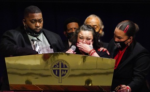 Les parents de Daunte Wright, Katie et Aubrey Wright, lors de ses obsèques à Minneapolis, le 22 avril 2021.