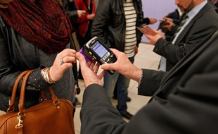 Lille, le 11 avril 2014. Des agents Transpole controlent les titres de transports des passagers dans la station de metro Lille-Flandres.