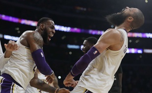 Tyson Chandler félicité par Lebron James après son contre victorieux à la dernière seconde avec les Lakers.