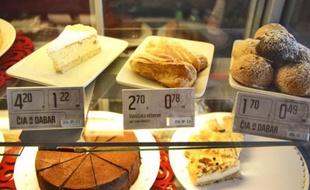 Double affichage des prix en litas et en euros dans un commerce de Vilnius, le 26 juillet 2014