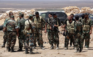 Des soldats syriens intensifient les combats contre l'organisation Etat islamique dans la province de Sweida, le 8 août 2017.
