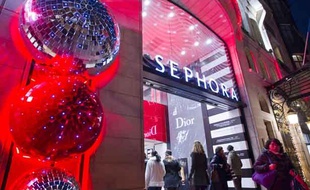 Le 6 décembre 2012, des salariés de Séphora sur les Champs Élysées à Paris fêtent la décision du tribunal qui vient de statuer et autoriser l'enseigne à pratiquer les ouvertures nocturnes.