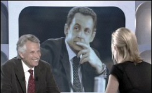 Dominique de Villepin a annoncé dimanche sur Canal+ qu'il ne participerait pas au vote interne à l'UMP pour le congrès du 14 janvier qui devrait introniser Nicolas Sarkozy, le président Jacques Chirac n'ayant pas encore annoncé s'il se représenterait ou pas.