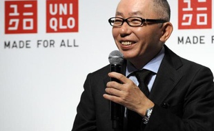 Le PDG du groupe d'habillement japonais Fast Retailing, connu pour sa marque phare Uniqlo, Tadashi Yanai, lors d'une conférence de presse, le 17 février 2011 à Tokyo