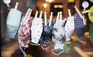Le port du masque a été rendu obligatoire à Paris le 27 août (après avoir d'abord été imposé dans certaines zones seulement).