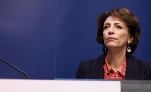 Marisol Touraine, la ministre de la Santé, a confirmé lundi que le statut des sages-femmes, en grève depuis octobre, allait changer et qu'elle préciserait les contours de cette évolution mardi.