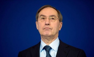 Le ministre de l'Intérieur, Claude Guéant, a suggéré mardi à Nicolas Sarkozy d'attendre "début mars" pour se déclarer candidat à un second mandat à l'Elysée.