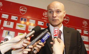 L'arbitre français de L1, Tony Chapron, après le match Valenciennes - Bordeaux, du 13 mai 2009.