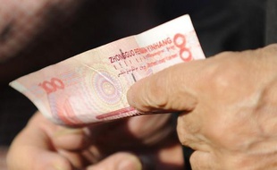 La monnaie chinoise a atteint vendredi son plus haut niveau face au dollar, ce qui pourrait être une réponse aux pressions des Etats-Unis, qui jugent le yuan sous-évalué, et un signe de confiance dans la croissance chinoise, selon les analystes.