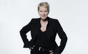 Elise Lucet aime réduire les méchants à néant.