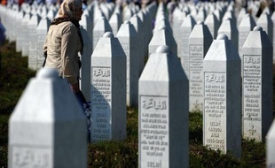 Un "génocide" a bien eu lieu à Srebrenica en Bosnie en 1995, a rappelé lundi la Commission européenne, en dénonçant les tentatives de "réécriture de l'Histoire" après des propos du nouveau président serbe, Tomislav Nikolic.