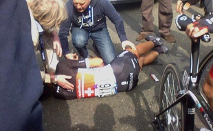 Le Suisse Fabian Cancellara, qui a chuté lourdement dimanche dans le Tour des Flandres, souffre d'une triple fracture de la clavicule droite, a annoncé son équipe RadioShack.