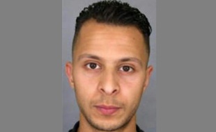 Photo diffusée le 15 novembre 2015 par la police nationale d'un "appel à témoin" concernant Abdelslam Salah, un suspect dans l'enquête sur les attentats de Paris
