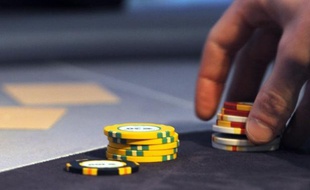 Le parieur sportif, 28 ans, habite les Bouches-du-Rhône et mise sur le football; le turfiste, 45 ans, vit en Mayenne et parie sur le trot; le joueur de poker, 31 ans, est parisien et mise en tournoi: l'Autorité de régulation des jeux en ligne tire le portrait des joueurs en ligne.