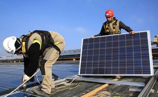 Installation de panneaux photovoltaïques.