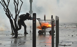 Un manifestant pousse un chariot face aux forces de l'ordre à Nantes, durant la manifestation contre l'aéroport Notre-Dame-des-Landes, le 22 février 2014.
