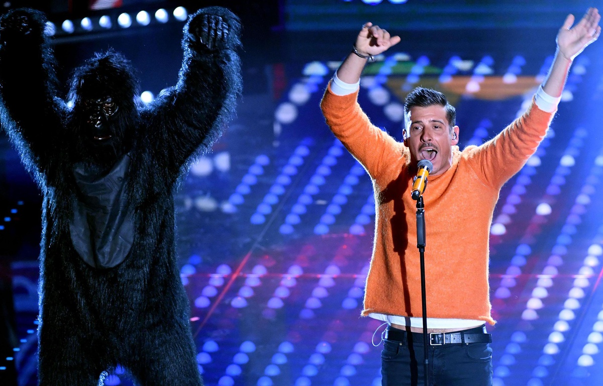 L’Italia crede nel suo karma, nella sua canzone e nella sua scimmia danzante