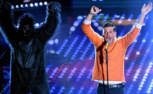 Francesco Gabbani - et son singe dansant - sur la scène du Festival de Sanremo en février 2017.