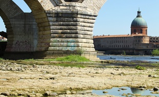 La Garonne en période de basses eaux. Illustration