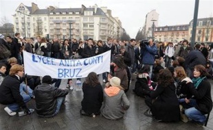Plusieurs milliers de lycéens ont manifesté à nouveau vendredi matin dans de nombreuses villes de l'ouest, notamment à Rennes, contre le projet de réforme des lycées, donnant lieu à quelques incident à Brest et Nantes, selon les autorités.