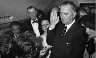 La prestation de serment de Lyndon Johnson peu après l'assassinat de JFK.