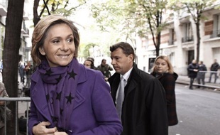 La ministre du Budget Valérie Pécresse a affirmé lundi sur France Inter que la réforme de la TVA, dont le décret d'application a été publié la veille au journal officiel, serait mise en oeuvre en cas de cohabitation si la droite remporte les législatives.
