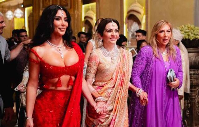 Parmi les (très) nombreux invités du mariage en Inde, on a pu apercevoir Kim Kardashian, ici à gauche. Dans les guests, il y avait aussi Mark Zuckerberg, le Premier ministre indien Narendra Modi, le patron de la Fifa Gianni Infantino, Bill Gates… et pleins de stars de Bollywood que nous connaissons mal.