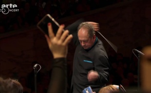 Des smartphones utilisés comme instruments de musique lors d'un concert de la Folle journée