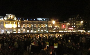 Strasbourg, le 18 novembre 2015. - Plusieurs milliers de personnes se sont rassemblés place Kléber en hommage aux victimes des attaques terroristes de Paris.