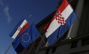Les drapeaux croate et européen.