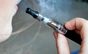 Le statut de l'e-cigarette fait débat.