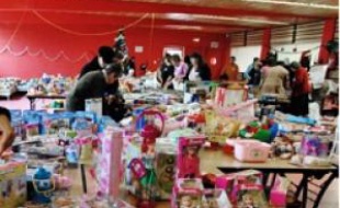Certaines associations organisent des collectes de jouets neufs pour les fêtes.